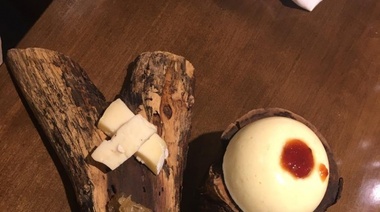 Gastronomía para modernos y modernas: de los creadores de la empanada en frasco, llegó el queso y dulce en rama y dicen que se viene la milanesa en chata y pelela