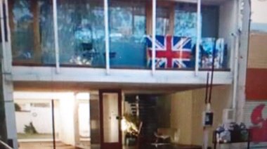 El nabo que vive en el 1°: colgó una bandera inglesa y hubo cola en las redes sociales para repudiarlo