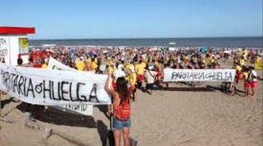 Al agua, no: paro total de guardavidas en las playas de Pinamar