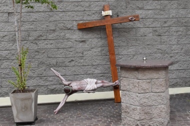 Ni códigos, ni respeto, ni nada: casi se roban a Jesús en vandálico asalto a una iglesia