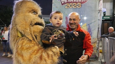 Una multitud, con visitantes de otros puntos de la región y el país, en la apertura del tradicional carnaval de Ensenada