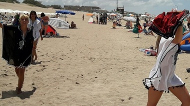 De las playas europeas a Cariló: la moda de los desfiles express sobre la arena caliente