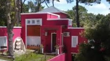 Ocupas pero finos: usurparon una casa en Cariló y la pintaron de un color "discreto"