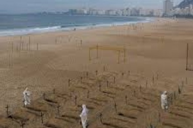 Para vos, Bolsonudo: estremecedora protesta de una Ong llenó de tumbas la playa de Copacabana