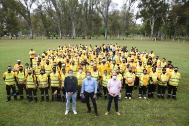 Amarillos, qué casualidad: Garro presentó los nuevos uniformes de los municipales que trabajan en los barrios