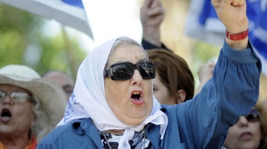 Hebe de Bonafini reclama que el gobierno le devuelva un pañuelo que donó al Museo del Bicentenario
