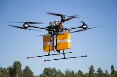 Teléfono, Moyano: ya autorizaron a una empresa a repartir paquetes con drones voladores