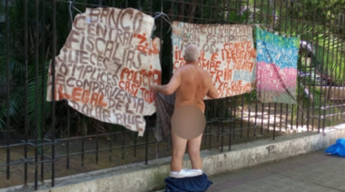Desnudeitor ataca de nuevo: volvieron las escandalosas protestas del vecino platense Juan Antonio Vázquez