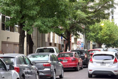 El auto te lo vas a meter en el cuerpo: preparan restricciones de estacionamiento en calles claves de La Plata