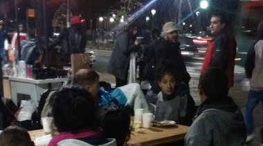 El PJ La Plata puso otra olla popular en el centro: "La situación se agrava"