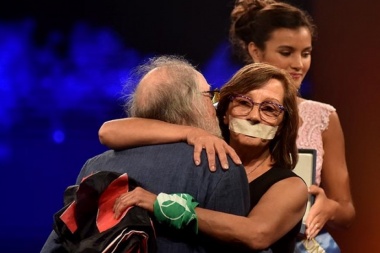 Protestas en el Estrella de Mar: algunos artistas recibieron el premio con la boca tapada