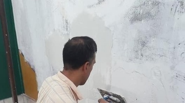Compromiso, vocación y hartazgo: el director de una escuela platense agarró la brocha y la pintó durante el fin de semana largo