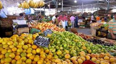 La docena de facturas a $300, kilo de pan a $200 y asado a $850: precios convenientes en el Mercado de La Plata