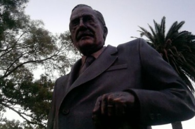 El 20 de abril inauguran el monumento a Alfonsín en Plaza Moreno