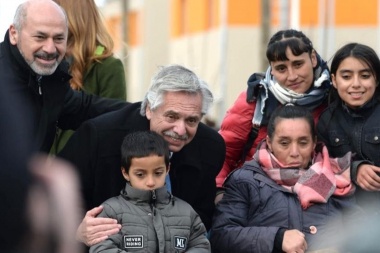 Fernández inauguró viviendas en la Ensenada de Secco, uno que usa la lapicera