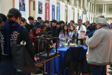 Juegos, postas y actividades prácticas en la Expo UCALP 2025 en el Pasaje Dardo Rocha