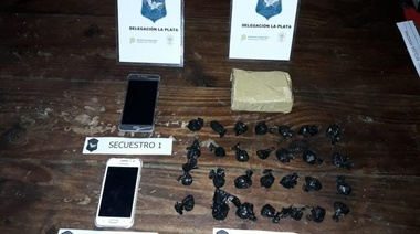 Armas, drogas, balanza y afiches: cae banda de narcomilitantes