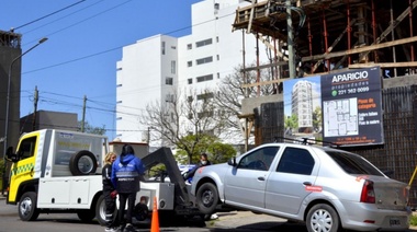 ¿Y con los papis y mamis de la doble fila?: las grúas de Garro debutaron llevándose remises truchos