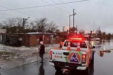 El temporal se metió en la campaña: Garro defendió las obras hidráulicas y Alak salió a pegarle