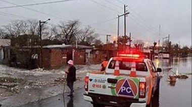 El temporal se metió en la campaña: Garro defendió las obras hidráulicas y Alak salió a pegarle