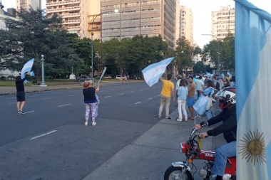 Con floja concurrencia, la hinchada del Covid hizo un banderazo en Plaza Moreno