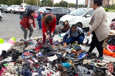 Todavía hay gente que vale: Pies Calentitos fue un éxito y se repartieron decenas de calzado en Plaza Moreno