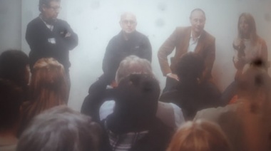 Ante "muy ansiosos" por calzarse las sandalias con medias, Amondarain mostró birome y aseguró que en 15 días Lavagna vendrá a La Plata a bendecirle la mesa