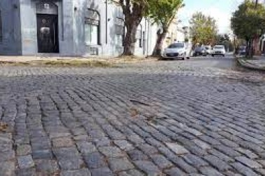 Chau viejo empedrado: el Concejo Deliberante autorizó el asfalto sobre los adoquines