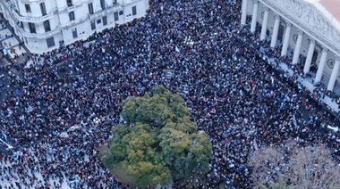 Marcha pro gobierno: Macri, emocionado, agradeció desde el balcón de La Rosada