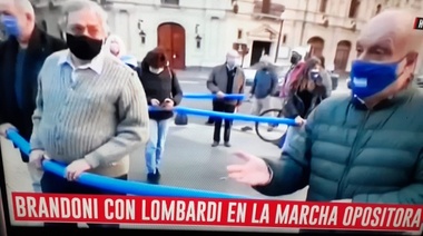 Ahí lo tenés: Brandoni se armó un corralito con unos Flota-Flota para salir a la calle pero no fue al Obelisco
