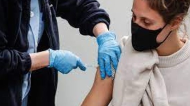 Evalúan extender la vacunación sin turno a la población joven