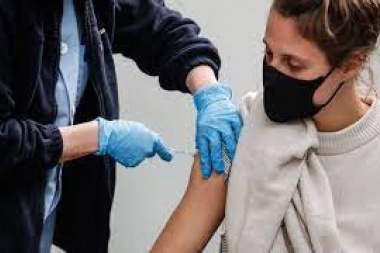 Evalúan extender la vacunación sin turno a la población joven