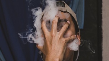 Aguantá, no te fumes los dedos que ya vuelven los cigarrillos