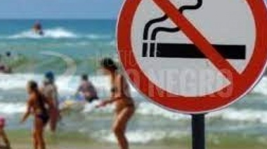 Rechazan el proyecto para prohibir fumar en playas y parques