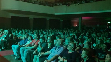 Con custodia policial y con la lluvia de su lado, Baby Etchecopar llenó la sala del Metro platense