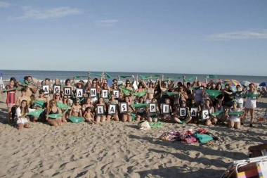 Bajo la consigna: "En tu cara, Pancho Dotto" hicieron una movida contra los esterotipos en la playa de Villa Gesell