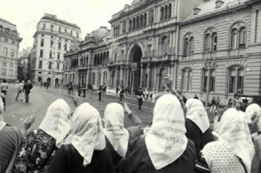 Se cumplen 43 años de la primera corajeada de las Madres de la Plaza: reconocimiento del gremio de Prensa