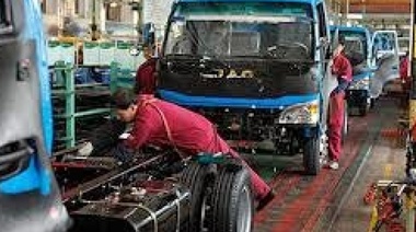 Como adelantó Diario Full: Garro viaja a China y confía en convencer a un fabricante de camiones livianos para que se instale en Abasto