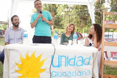 Desde Villa Elisa, Larroque le tiró un centro a Massa y en el plano local dijo que "la Leona es Saintout"