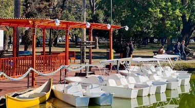 A pedalear: el lago de Parque Saavedra ya tiene muelle y botecitos