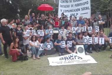 "Fotografiar no es delito":en La Plata se hizo sentir el camarazo en solidaridad con reporteros golpeados