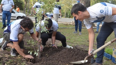 "Plantamos Memoria": 22 árboles en Gimnasia para recordar a hinchas, socios y deportistas víctimas de la dictadura