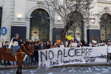 Veinte mil trabajadores platenses en vilo ante el avance de la Ley del Turf