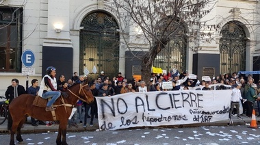 Los trabajadores del Turf salieron a la calle a pedirle a Vidal que afloje con el ajuste