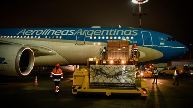 Vamos, Rusa, vamos: el avión de Aerolíneas Argentinas llegó a Moscú y ya empezó la carga