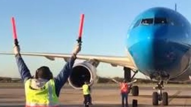 Jugale a la quiniela: a las 10.25 llegó el avión con La Rusa y arranca un histórico plan de vacunación