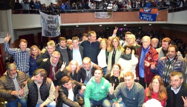 El peronismo platense cantó Unidad: una para cinco y cinco para Todos ...