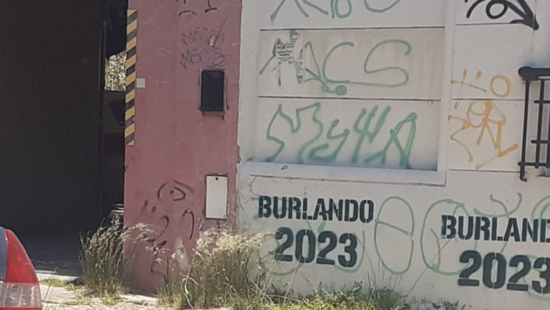 "Burlando 2023", las pintadas que mueven el avispero político en la capital bonaerense