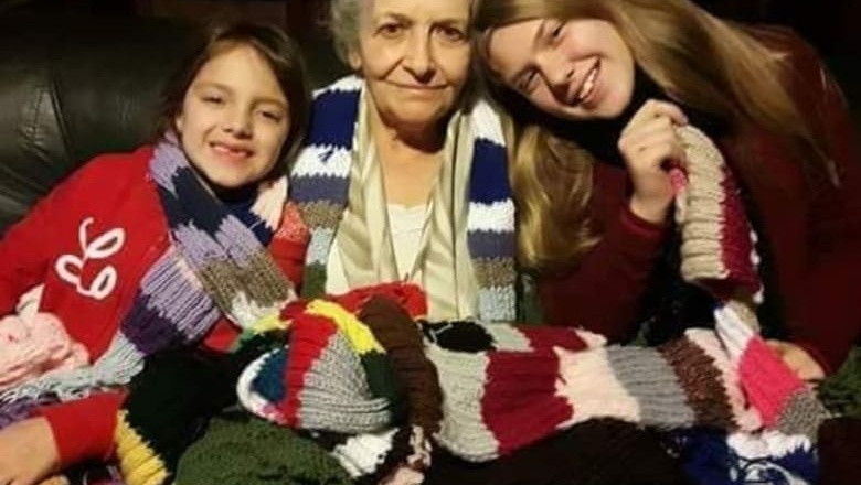 Por alimentos para comedores: subastan los cuadros de Emilce, la abuela tejedora de La Plata Solidaria