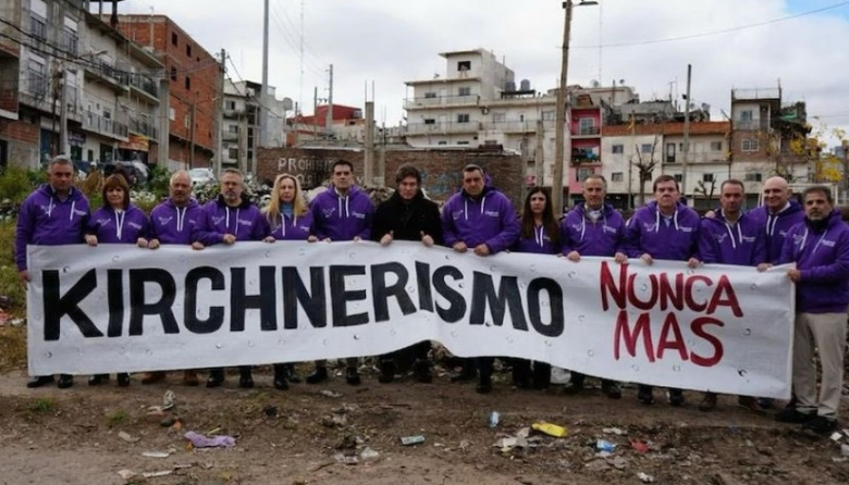 Hacen cola para reírse en las redes: descubrieron que Milei posa en puntitas de pié para parecer más alto